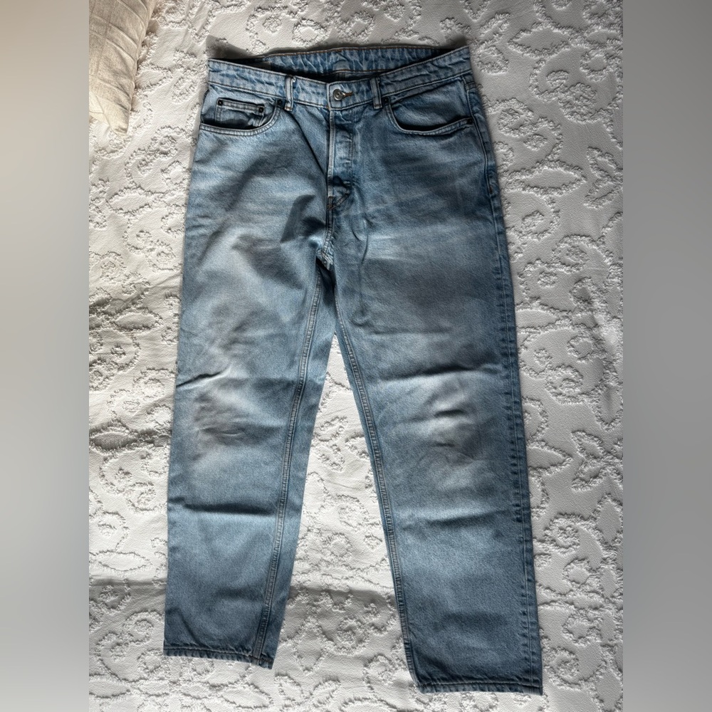 Zara men’s light wash relaxed jeans size 36.  Excellent condition.
